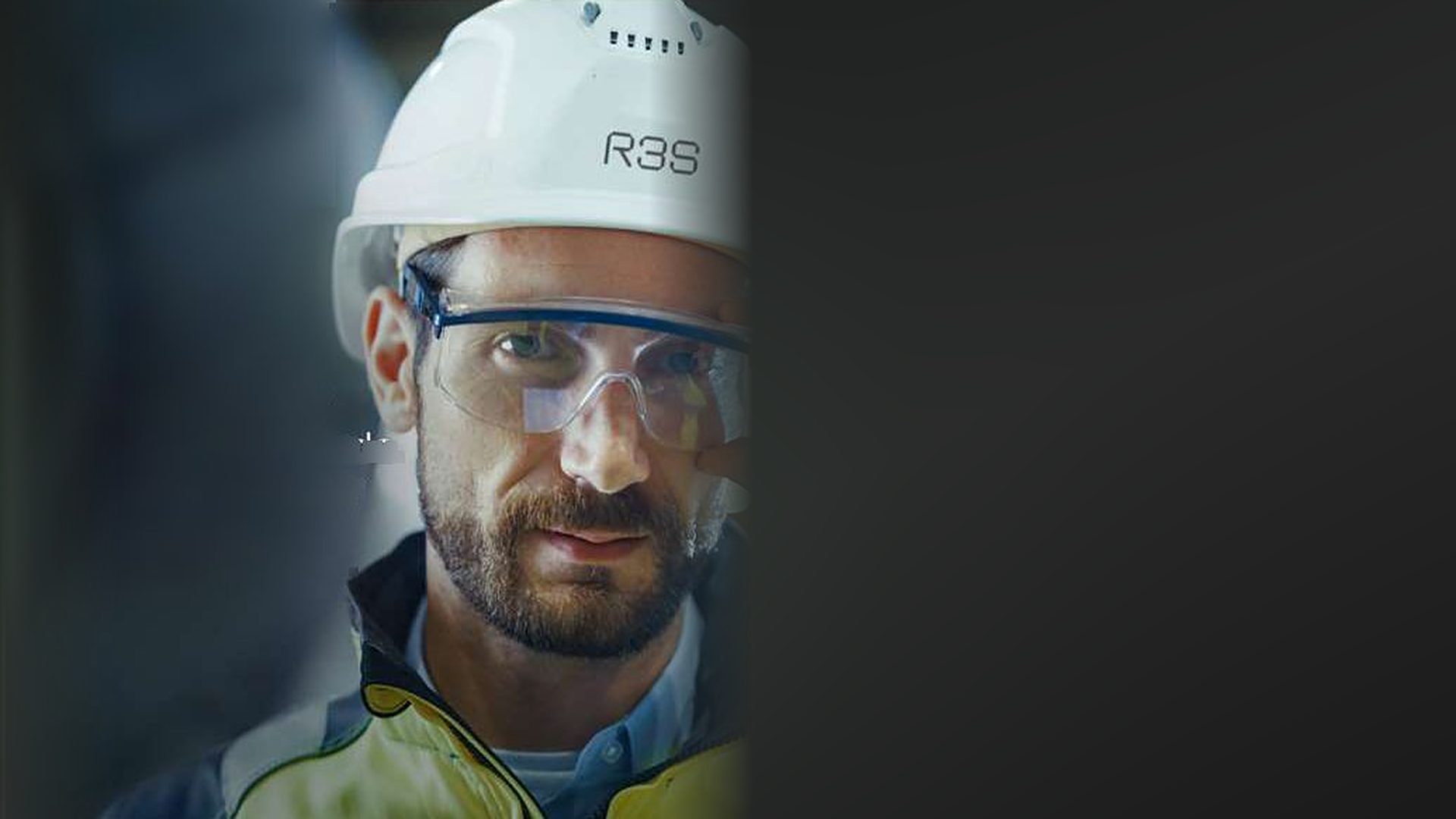 Profissional de segurança do trabalho com capacete branco e óculos de proteção ajustando os óculos